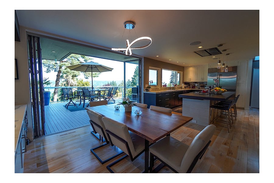 Spacious kitchen and dining area