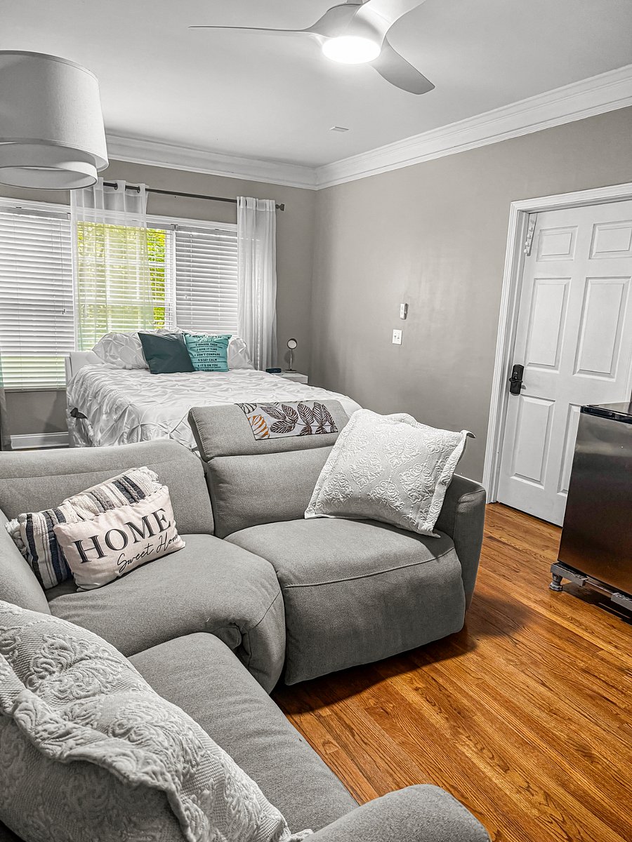Suite D - Guest Room / Private Lounge