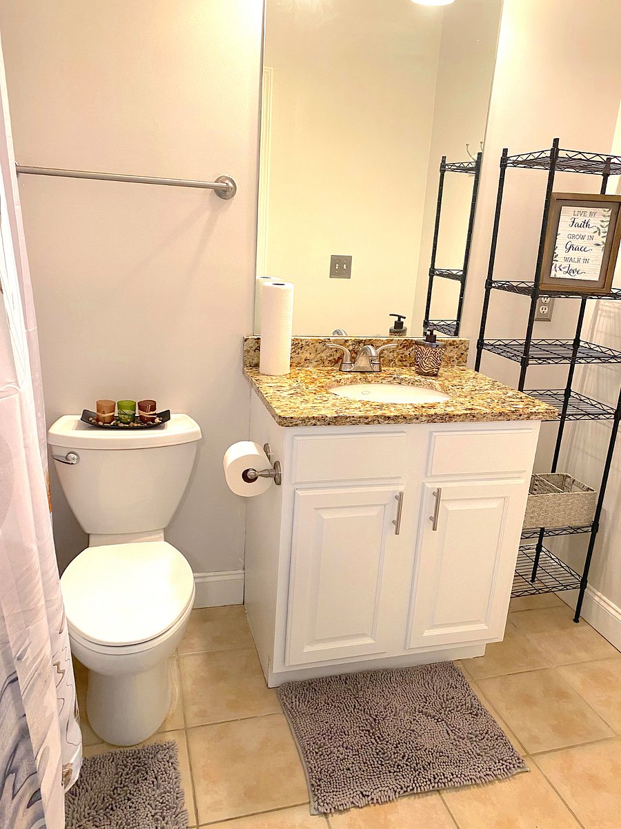 3rd Floor - Suite B private FULL bath