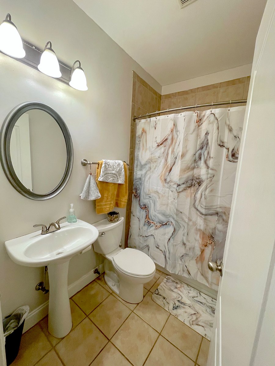 Suite A - Adjacent FULL bath