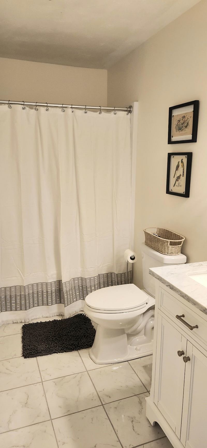 Updated bathroom with tub/shower combo and fresh towels provided.
