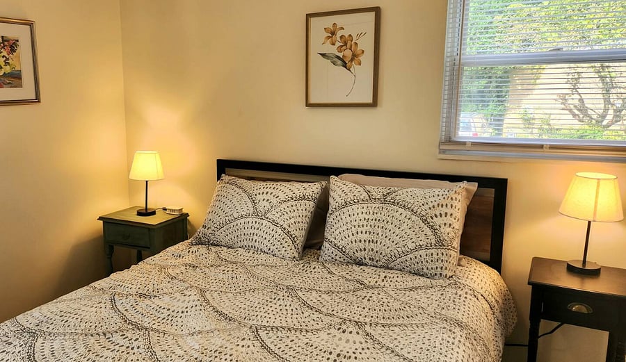 Second bedroom with queen bed ideal for family or guests
