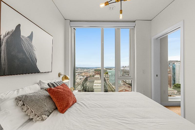 bedroom with queen size bed