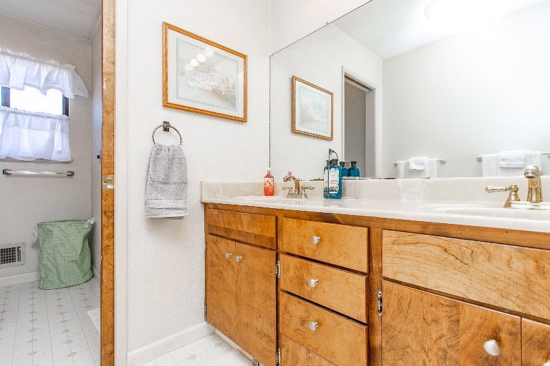 Bathroom double sinks