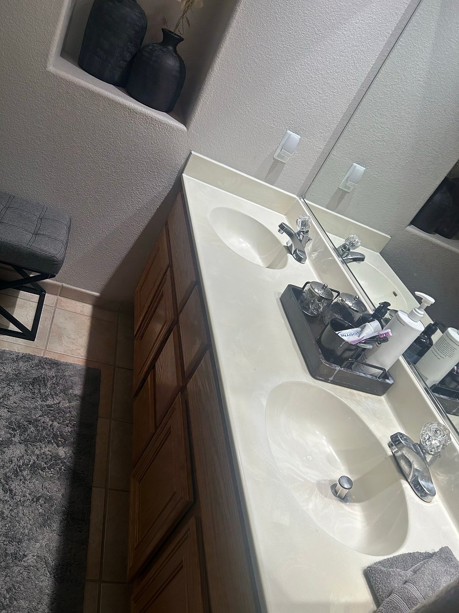 Shared master bathroom for bedroom #2 and bedroom #3