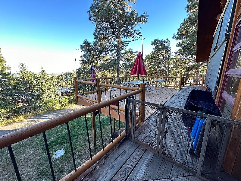 East facing deck with big views!
Quiet neighborhood just six minutes to I-70 and 10-20 minutes from dining and entertainment