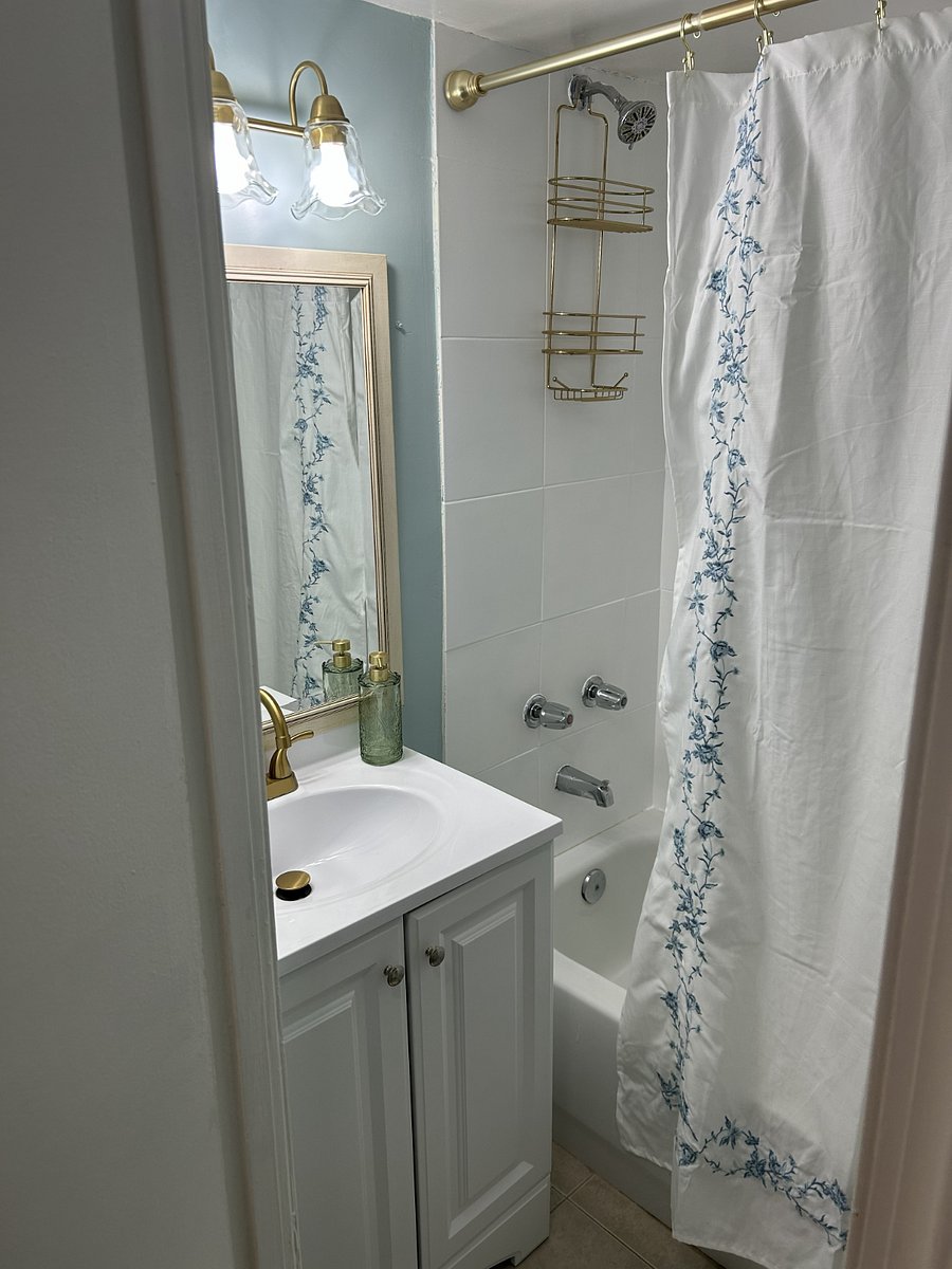 Private full Bathroom with Tub