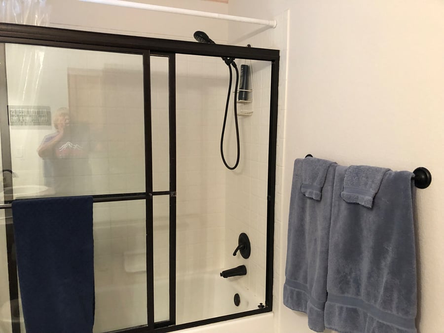 Tub/shower enclosure 