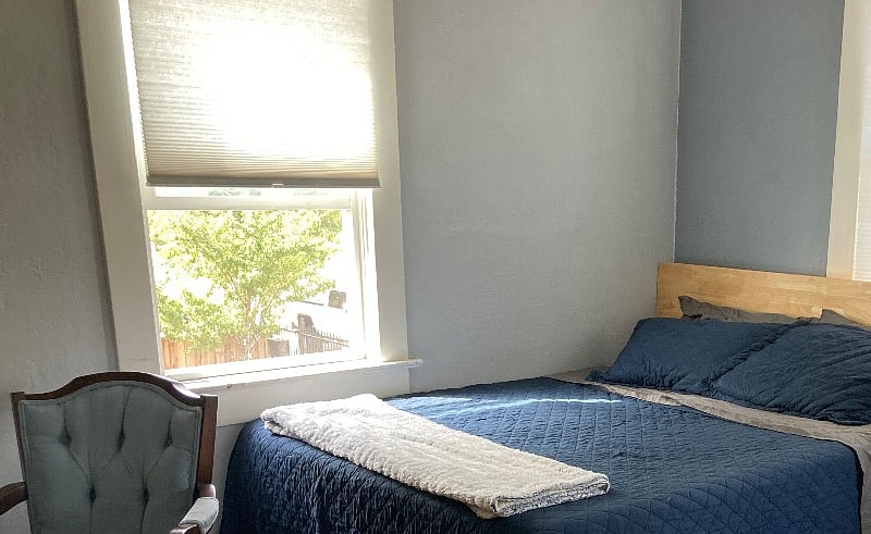 Queen bed, extra sheets & blankets 