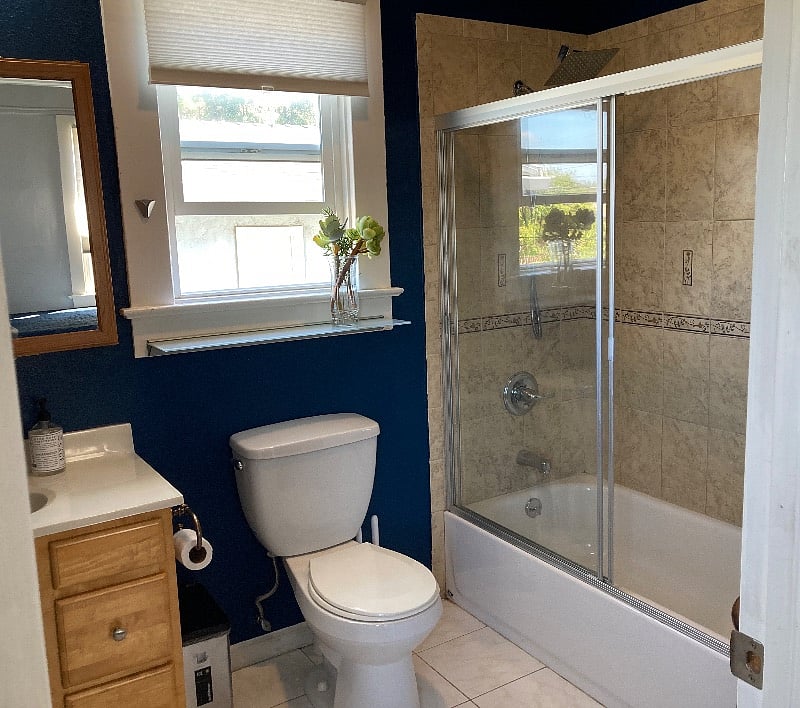 Private bathroom with tub/shower