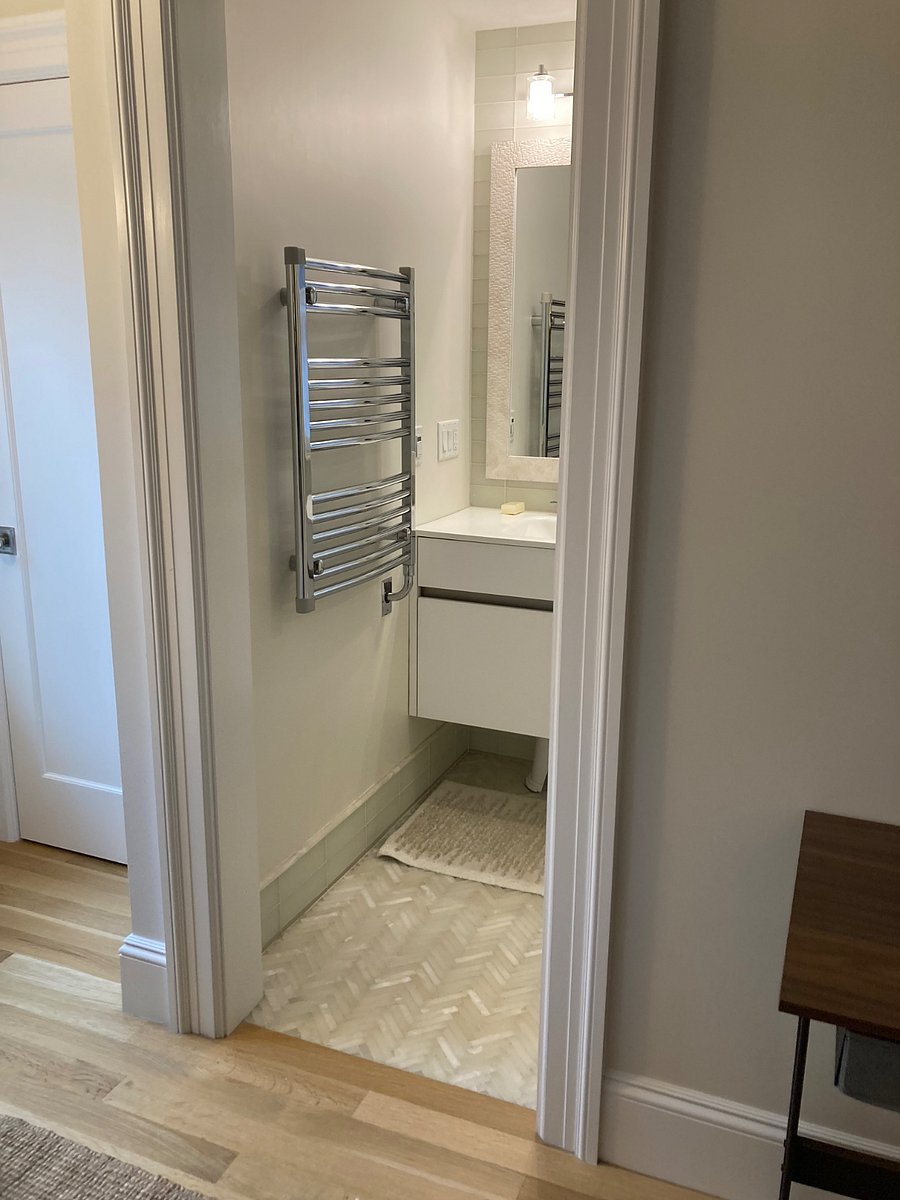 Entrance to en-suite bath. 