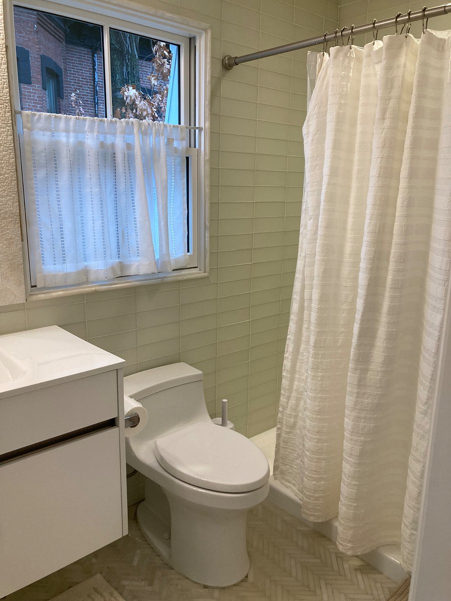 En-suite room with bath $2195