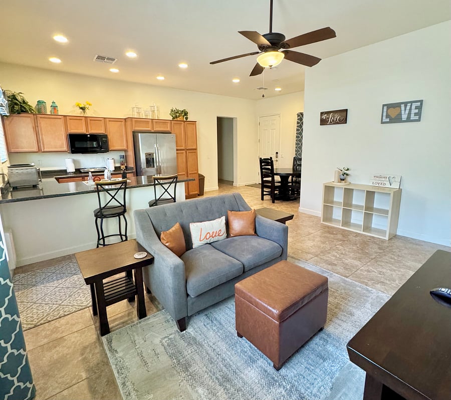 Open floor plan and spacious. 800 sq ft of space. 