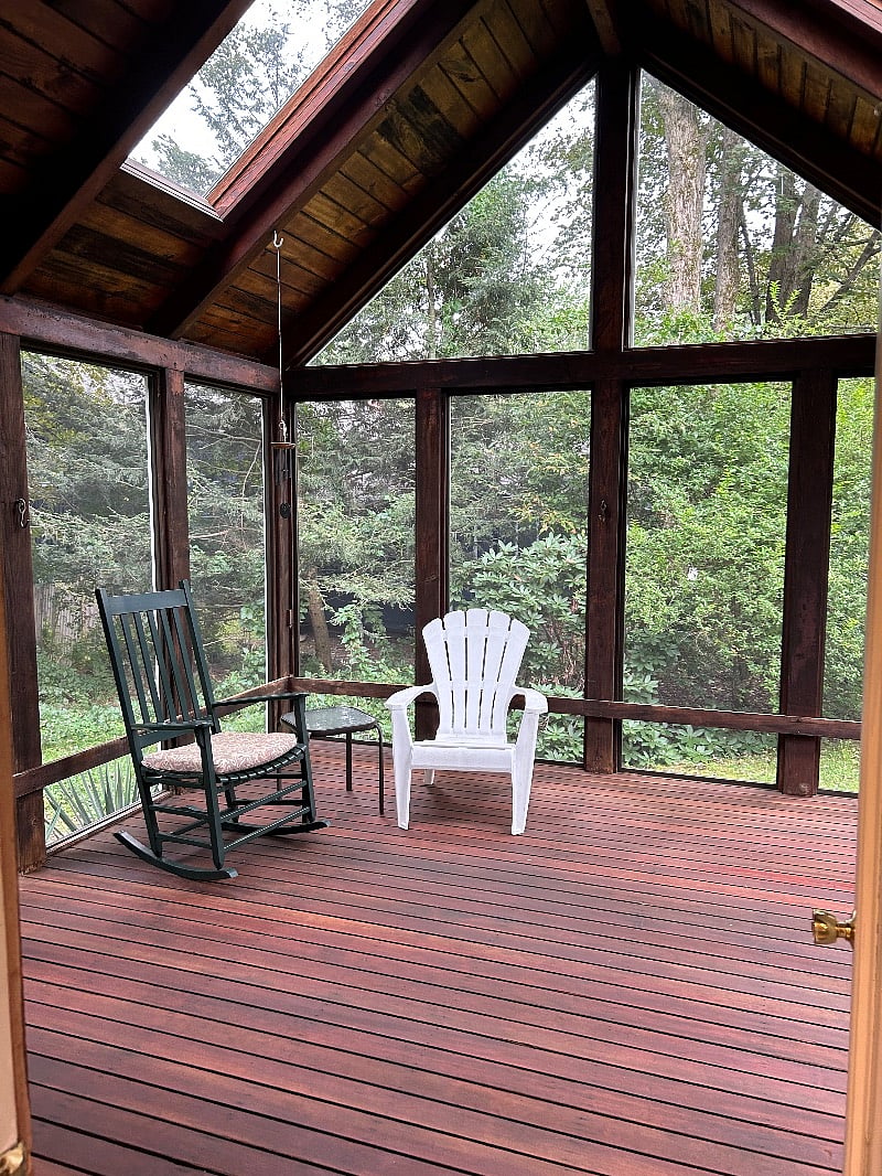 Screened in porch (shared) 