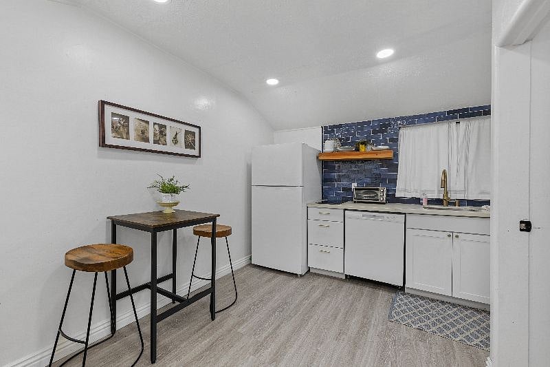 Furnished Finder property 587075_1 photo 1