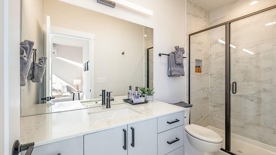 Capitol Hill Townhome - Bathroom