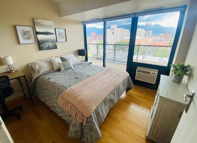 2nd Bedroom w/Queen Bed.