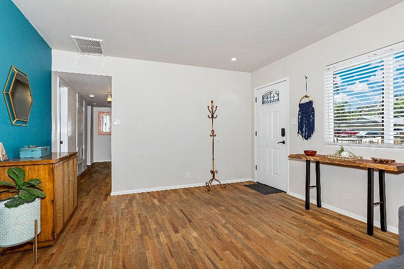 Furnished Finder property 587489_1 photo 3