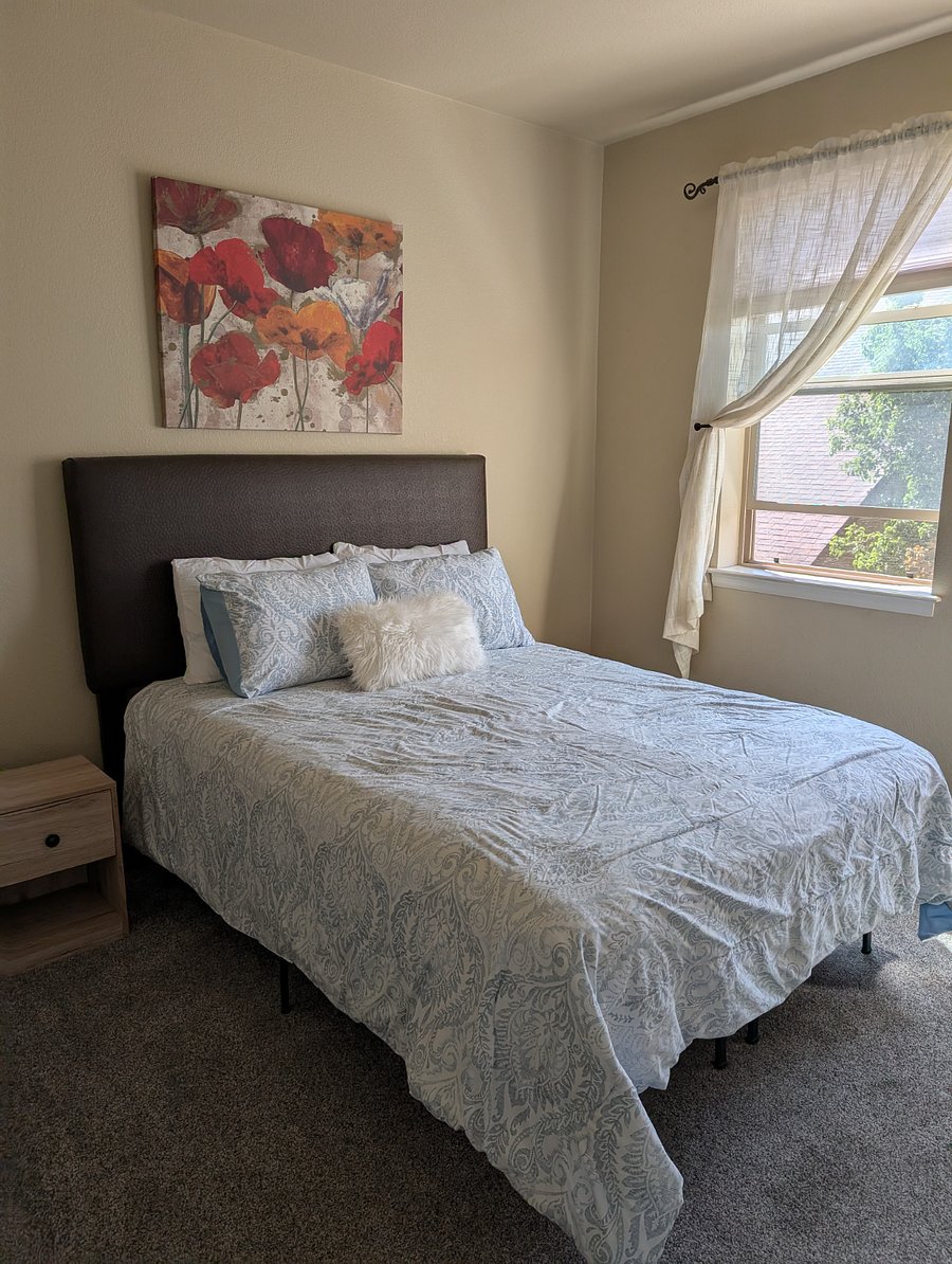 Queen size adjustable bed 
