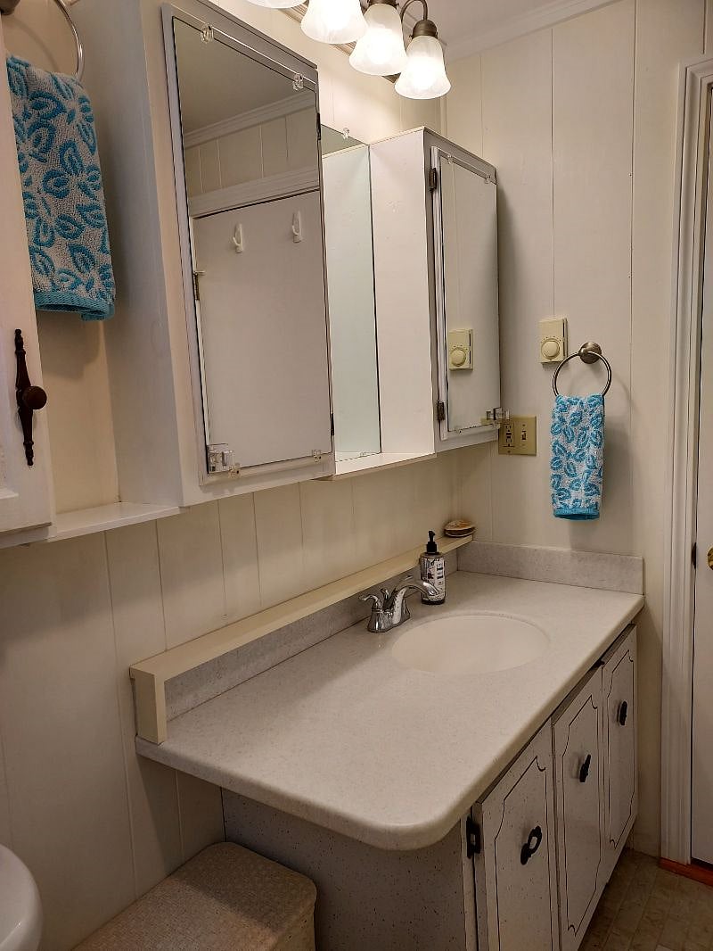 The bathroom has a full bathtub & shower, and stacked washer/dryer.The k