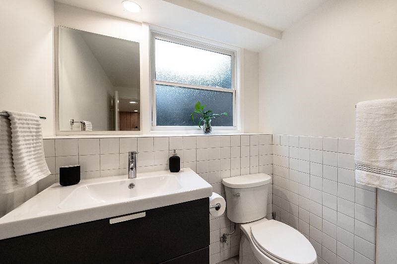 Modern bathroom.