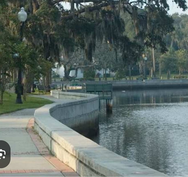 Sims Park 10 minute walk.