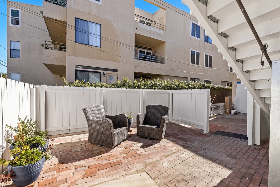 Private fenced yard/patio with Barbecue.