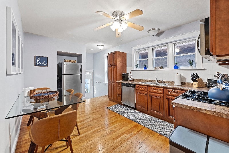 spacious eat in kitchen.
ss appliances.