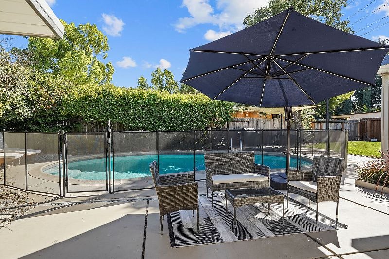 Furnished Finder property 588240_1 photo 18