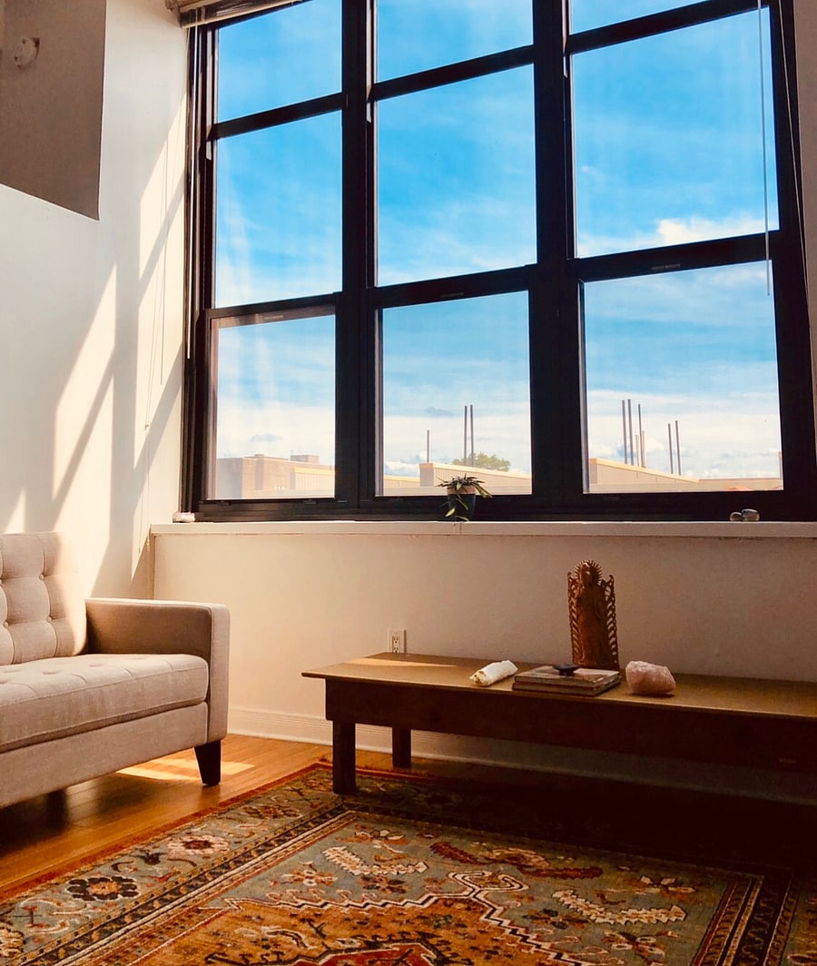 Unfortunately, I'm unable to delete this photograph. It doesn't belong here. This is not the photo for this apartment