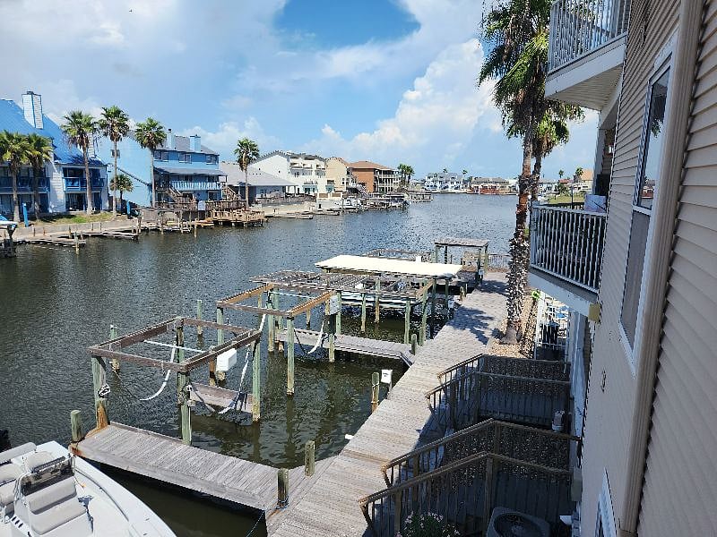 Balcony overlooking boat slips