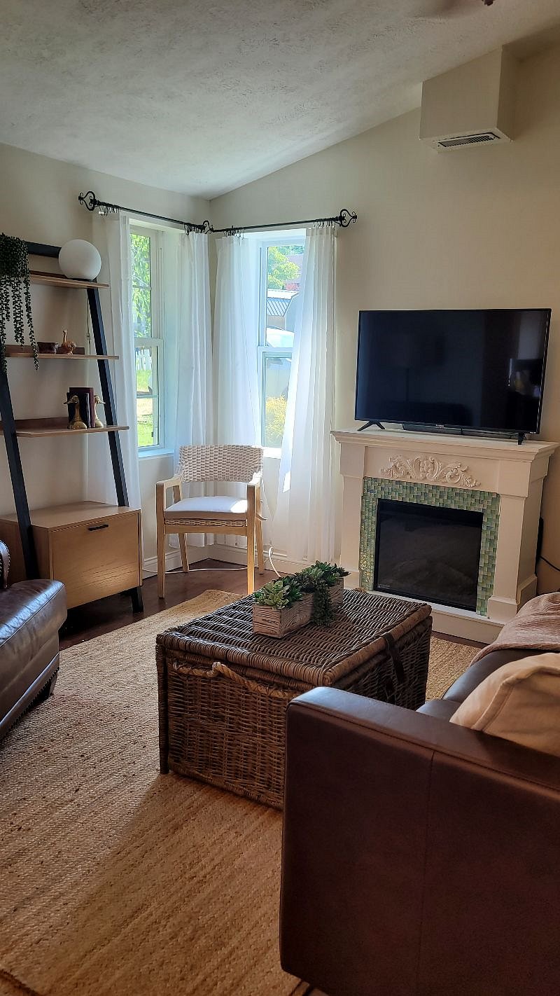 Livingroom and fireplace