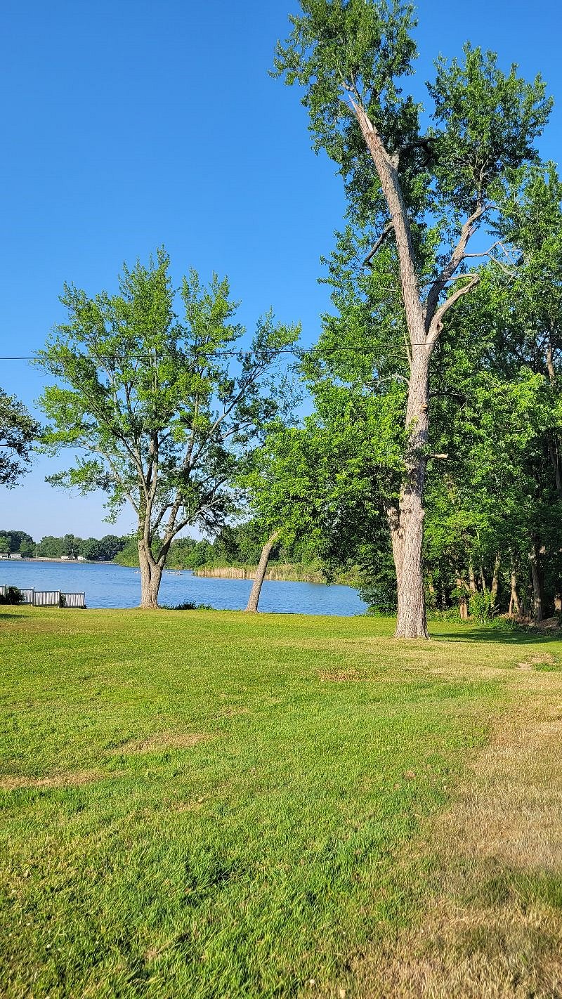 Short 2 minute walk to Long Lake at the end of the street. There is a small dock available for kayaking and paddleboarding.