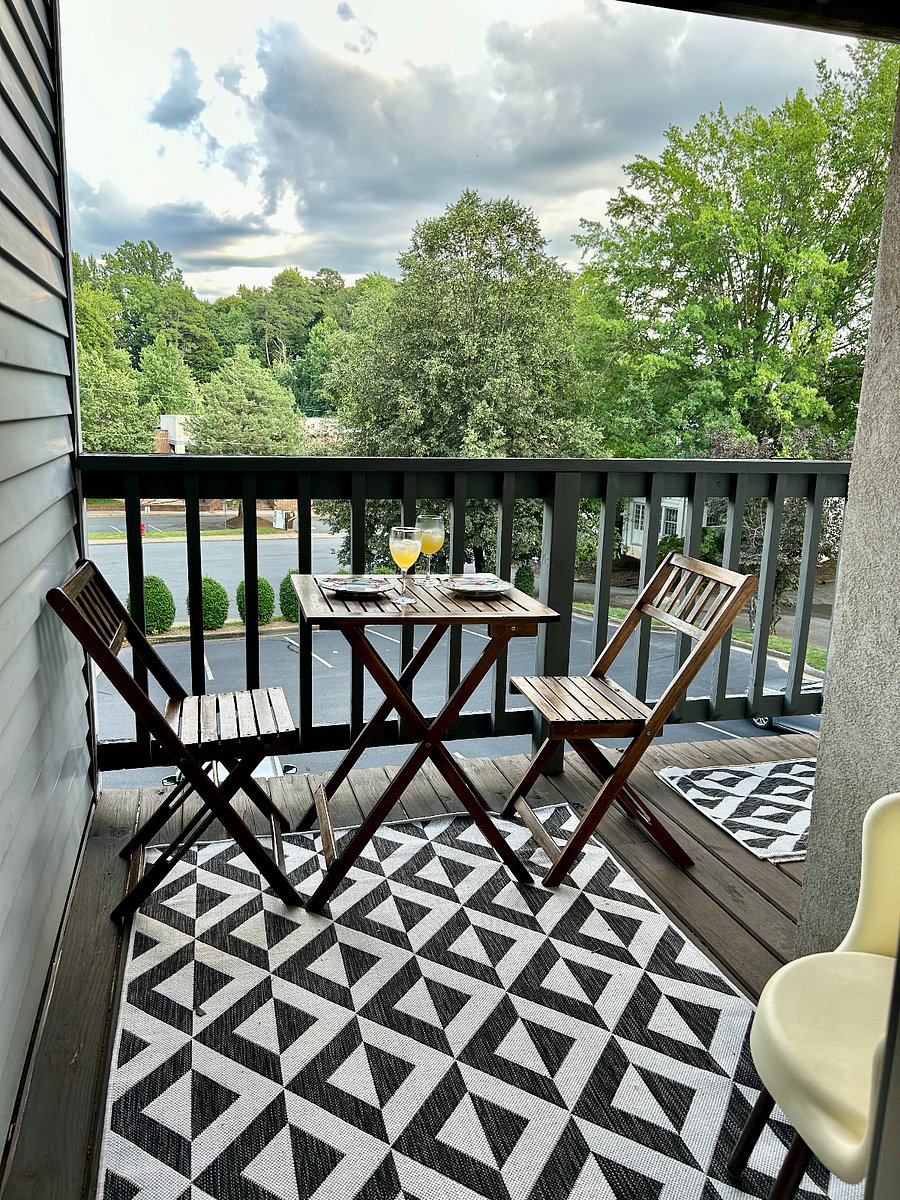 Quite dining balcony with storge closet