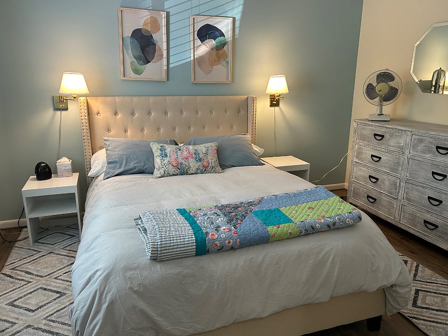 Queen bed w/ dresser, dark shades wwalk in closet and W/D