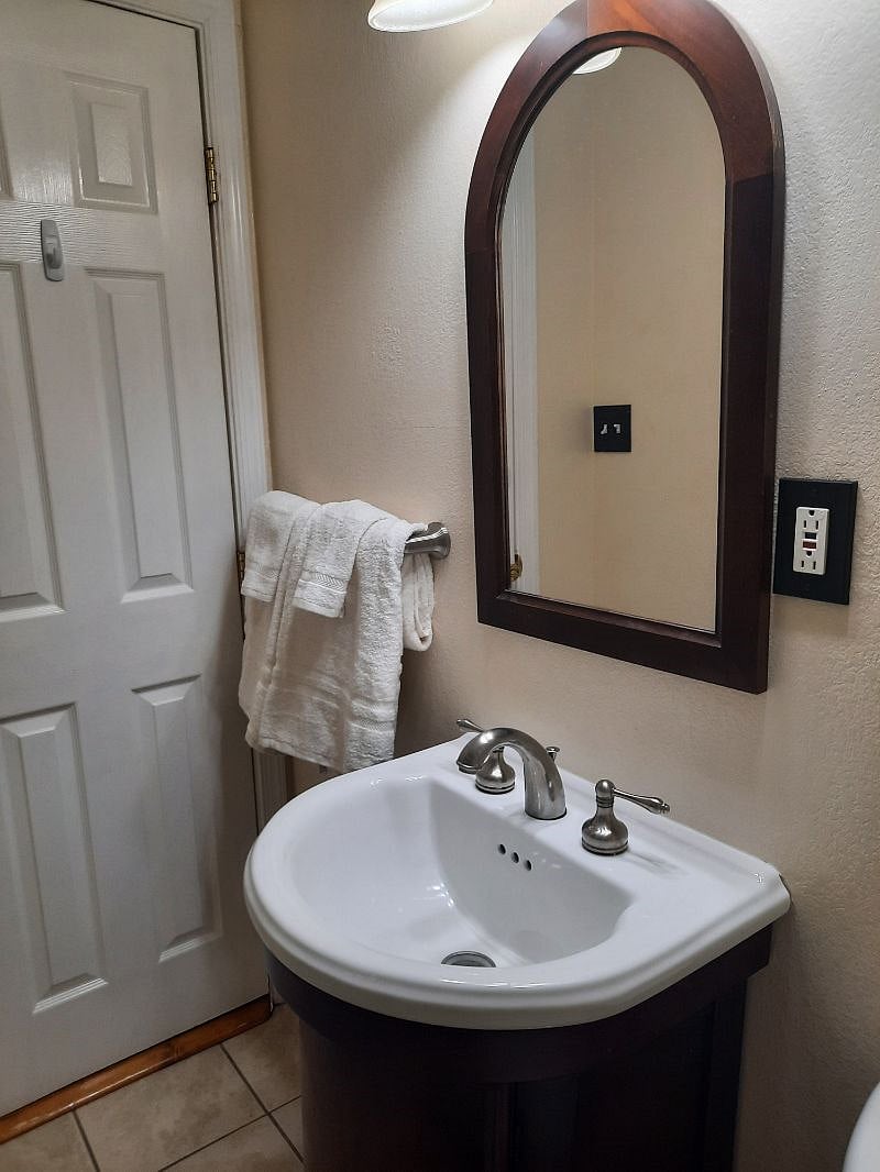 Full hall/guest bath