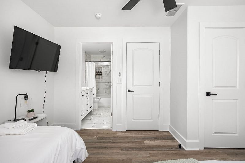 Enjoy the coziness of both a double and a single bed, complete with a bedside table and lamp. Entertainment is at your fingertips with a TV, and the room is illuminated by a window for a delightful stay.