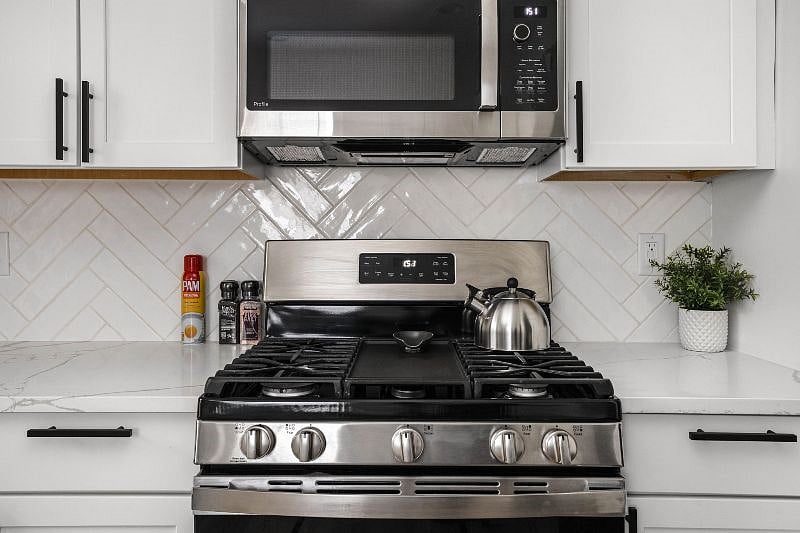 The kitchen is equipped with a range, kettle, microwave, and a set of knives, ensuring you have everything you need for your culinary endeavors.
