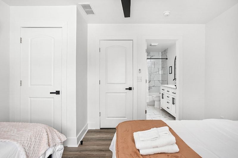 Enjoy the coziness of both a double and a single bed, complete with a bedside table and lamp. Entertainment is at your fingertips with a TV, and the room is illuminated by a window for a delightful stay.