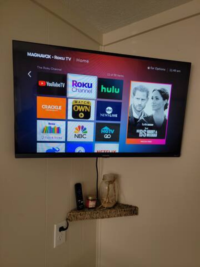 32in Magnavox Roku TV