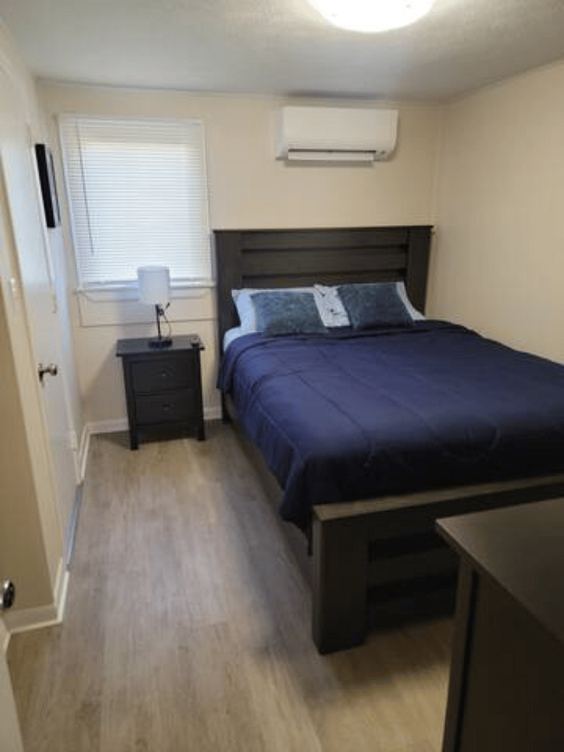 Bedroom w/Queen Size Bed