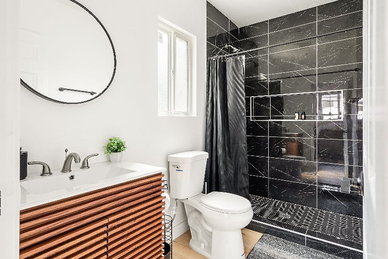 Stylish, sleek shower surround 