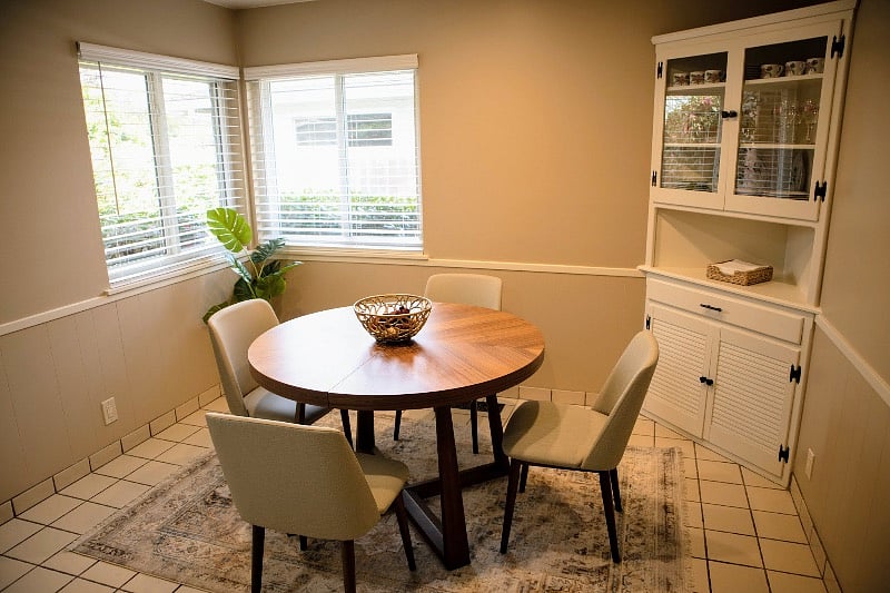 dining table extends to fit 6breakfast bar