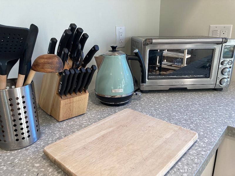 Breville convection toaster oven, electric water kettle, new knife and cooking utensils set.