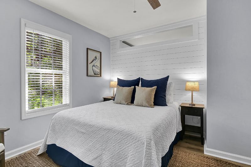 Comfortable queen size bed, fresh white linens provided. 