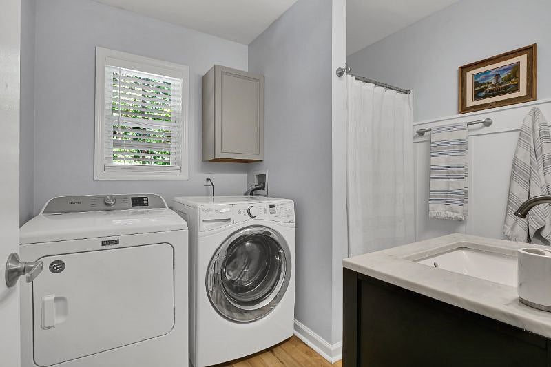 In unit washer & dryer.
