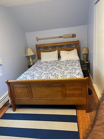 Extra bedroom with a queen bed