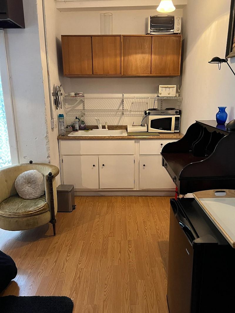 Our basic private studio with basic cooking and desk and refrigerator.  It comes with walking in closet. Studio 7 : $1200