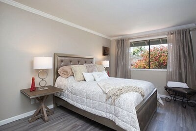 2nd bedroom with queen size bed
