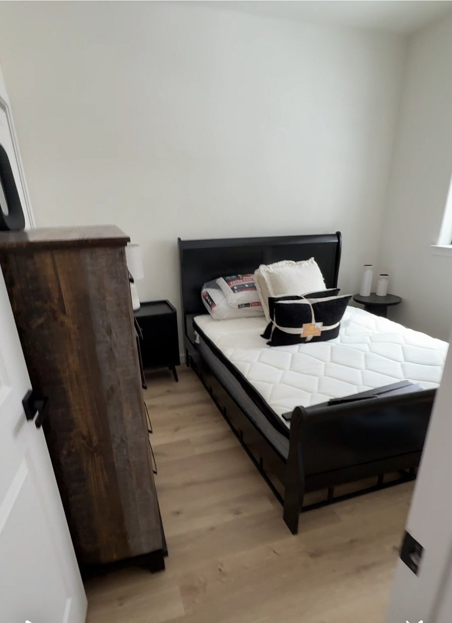 Second Bedroom; Queen Bed